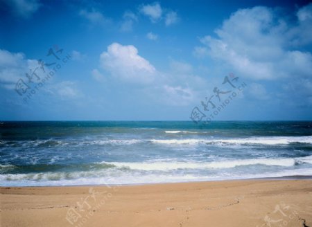 拍打沙滩的浪花自然风景图片