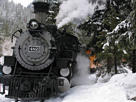 冬季雪天行驶的列车