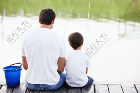 正在河边钓鱼的父子图片
