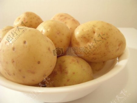 盘中的土豆