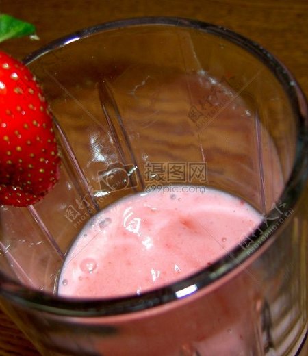 杯中的草莓