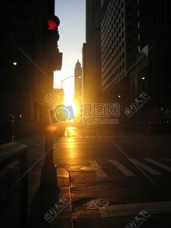 夕阳下的城市街道
