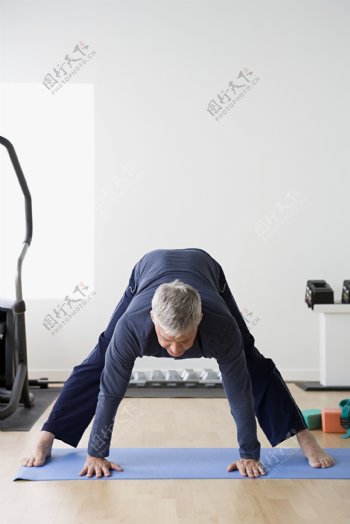 瑜伽健身的老年人图片