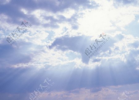 从云层投射下来的阳光图片图片