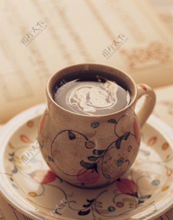 一杯咖啡古典花纹茶具图片