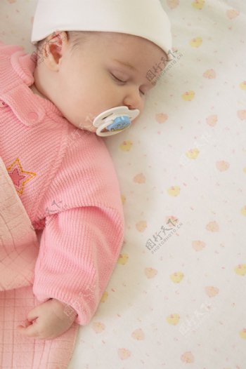 含着奶嘴正在睡觉的婴儿图片