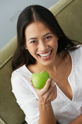 吃水果的开心女人图片