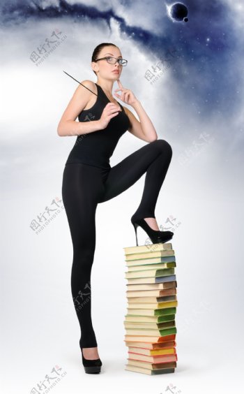 踩着书本的女人图片