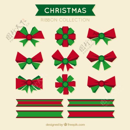 红色和绿色的蝴蝶结带着几条圣诞色带