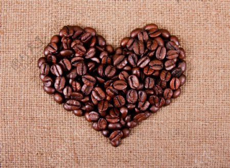咖啡豆组成的爱心图片
