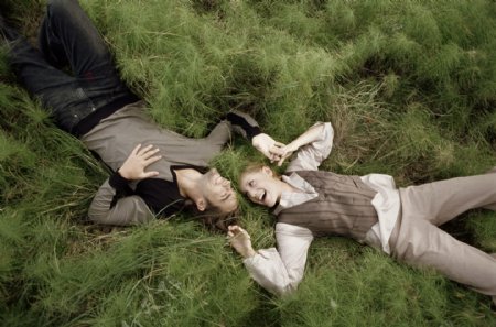 躺在草地上的夫妻图片