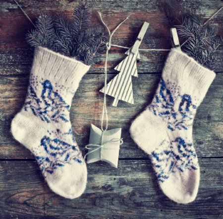 绳子上的袜子与圣诞节吊饰图片