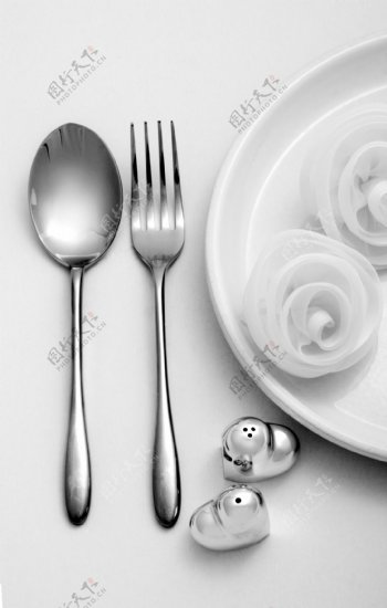 餐具与玫瑰花背景图片