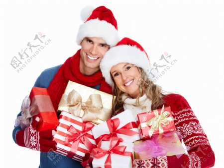 抱着圣诞礼物的情侣图片
