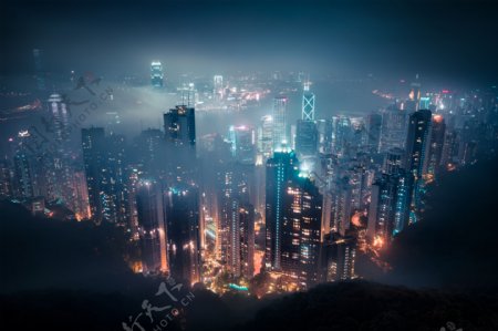 雾气中的城市夜景
