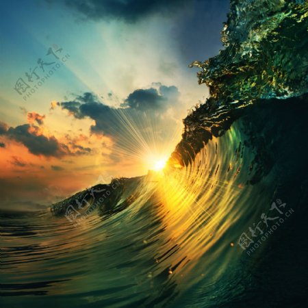 阳光下透明的海浪图片
