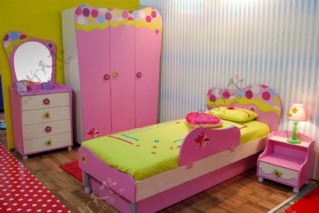 儿童卧室内的柜子和床
