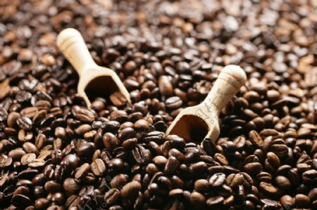 一堆咖啡豆和木质舀子图片