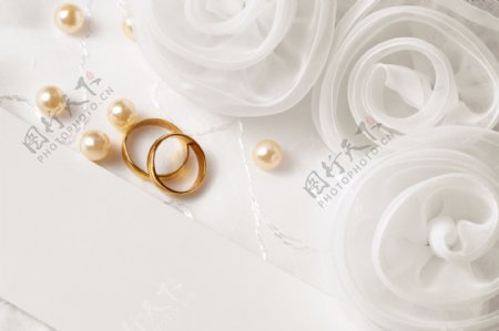 戒指珍珠鲜花背景图片