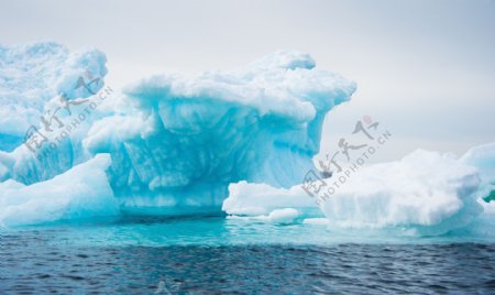 海面上的冰山图片