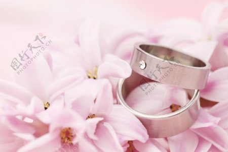 戒指与花朵图片