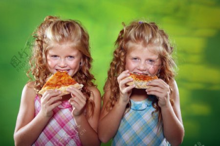 吃披萨的小女孩图片