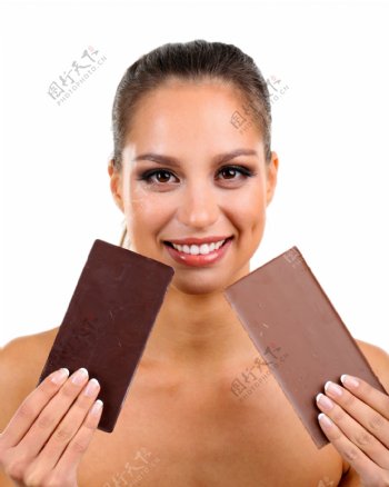 双手拿着巧克力的美女图片
