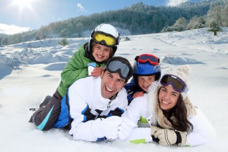 趴在雪地上的外国一家人图片