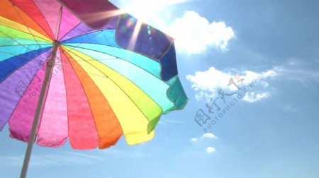 鲜艳沙滩伞蓝天灿烂阳光照射高清延时实拍