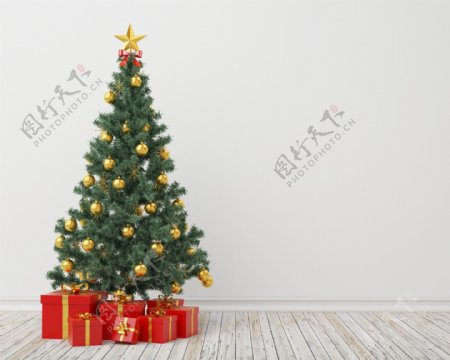 地板上的圣诞树和礼品盒