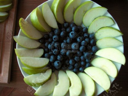 盘子里的蓝莓苹果