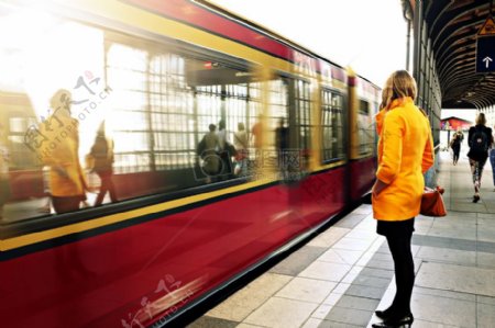 人妇女女孩金发公共交通车站反射柏林地铁