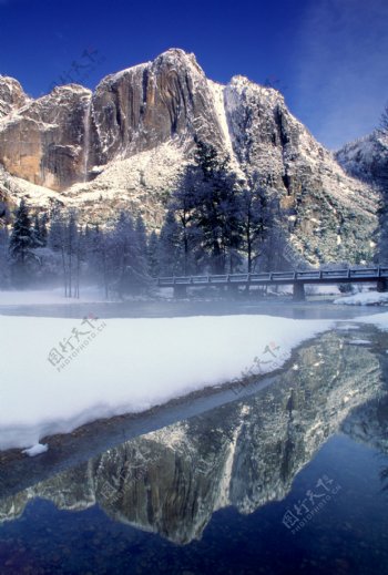 冬天的河流美景图片