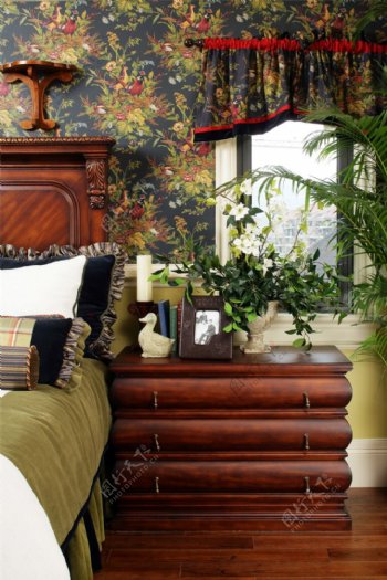 卧室复古花纹壁纸装修效果图