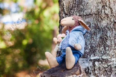 靠在树上的洋娃娃图片
