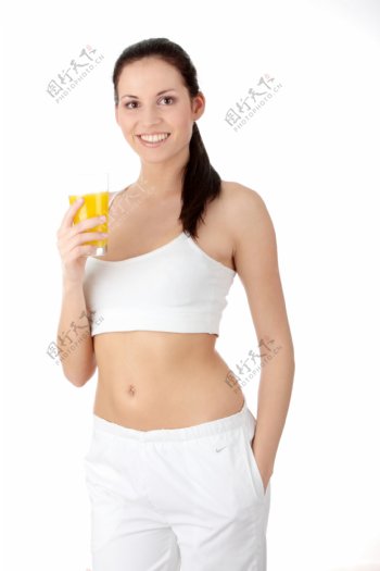 喝橙汁的性感美女图片