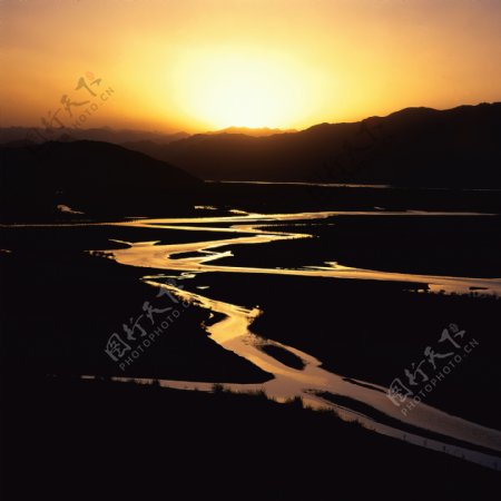 夕阳高山河流景色图片