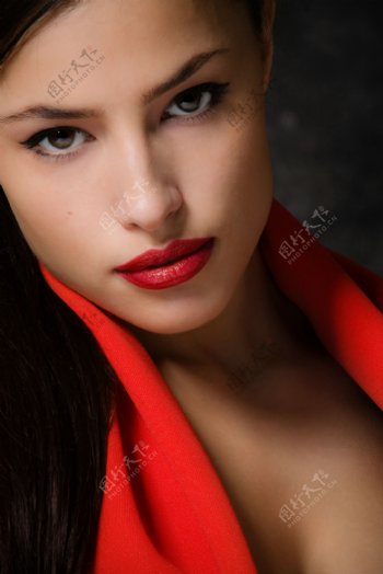 涂着红唇表情冷酷的大眼睛国外女人图片图片