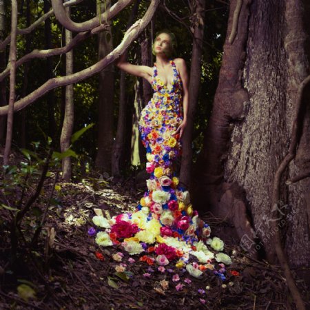 森林里的鲜花裙子模特美女图片
