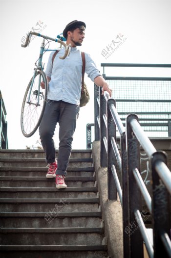 拿着自行车下楼梯的男人图片