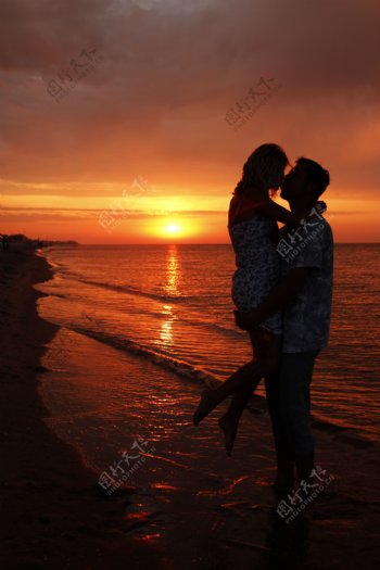 海滩拥抱的情侣图片