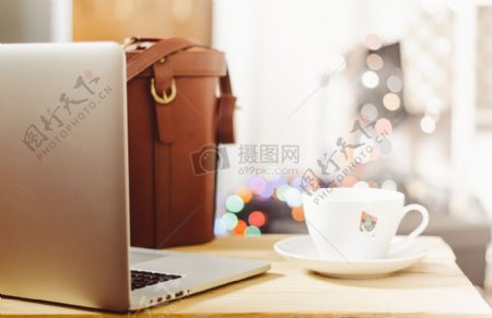 咖啡苹果办公桌笔记本电脑工作的MacBook咖啡厅科技茶饮料家居办公室