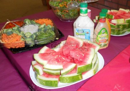 桌子上的水果蔬菜