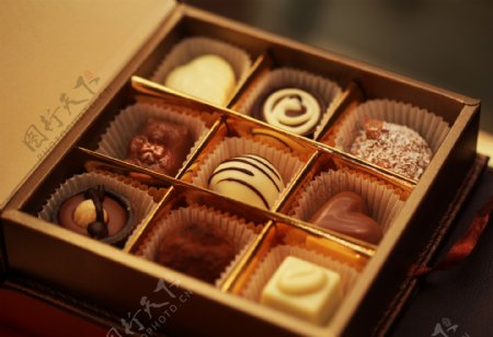 精致盒子里的巧克力图片