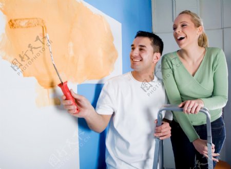 刷墙壁油漆的夫妻图片