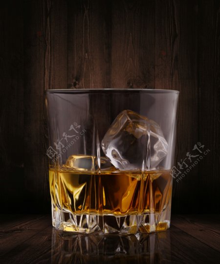 酒杯中的威士忌与冰块图片