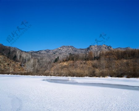 山林间冰冻的河水图片