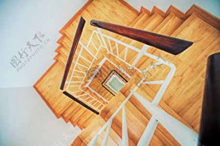 布朗木制白色钢架楼梯