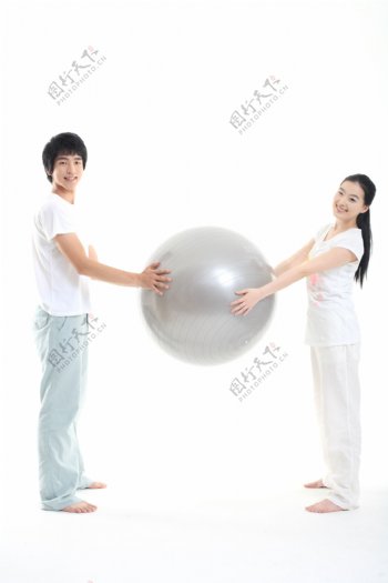 开心健身男女拿着一个皮球图片