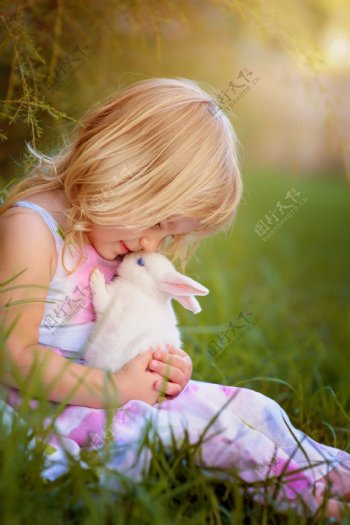 抱着小兔子的小女孩图片